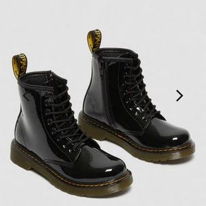 DR. MARTENS JUNIOR 1460 PATENT LEATHER LACE UP BOOTS
